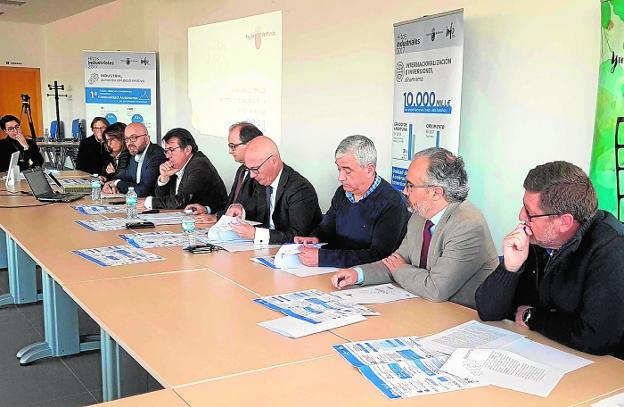 El consejero Hernández (4d), durante el encuentro con los empresarios del calzado, ayer./Ayto
