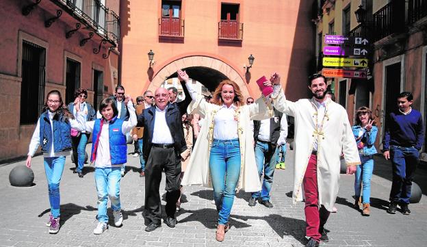 Los Infantes de Castilla, Juan Antonio Aznar (c) y los Reyes Cristianos, Carolain y Rubén Alonso./J. F. R.