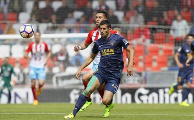 Tekio le gana la posición a un jugador del Lugo. /LOF