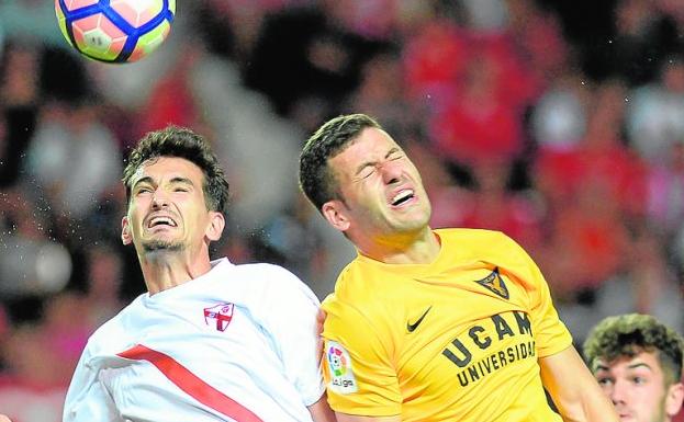 Fran Pérez salta con un jugador del Sevilla Atlético.