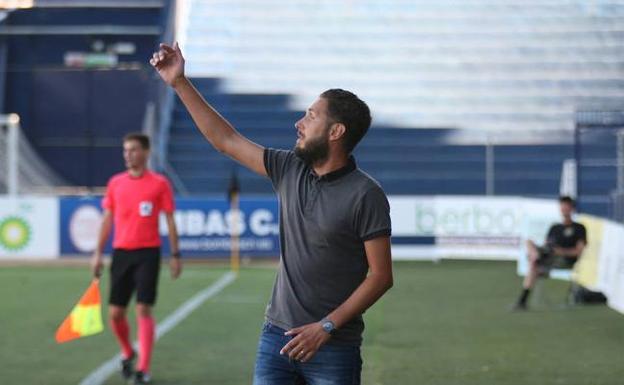 Lluís Planagumà durante un partido de pretemporada con el UCAM CF.