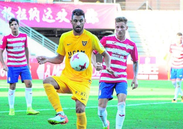 Arturo intenta controlar el balón en Granada.