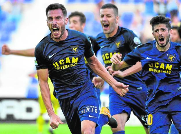 Ñíguez celebra un gol con el UCAM Murcia./Guillermo Carrión / AGM