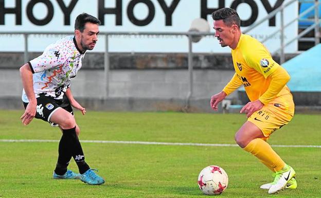 Fran Grima, de amarillo, debutó este sábado con el UCAM./Agencia LOF