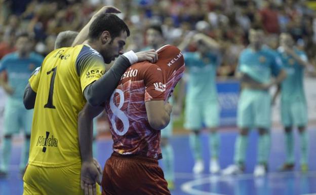 Fede consuela a Andresito tras fallar el penalti.