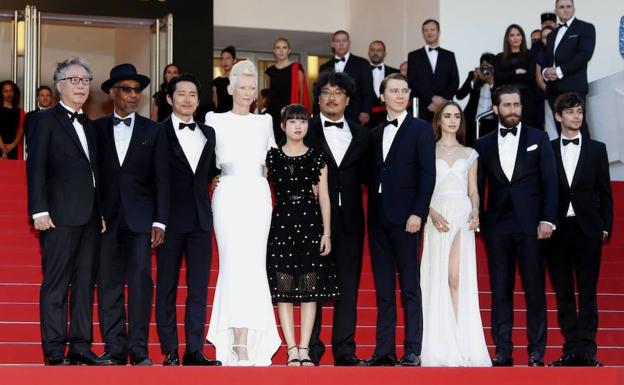El reparto de 'Okja', en el 70º Festival de Cannes./EFE
