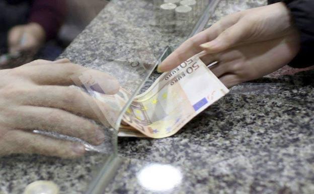 La economía sumergida alcanza los 168.000 millones./R. Solano