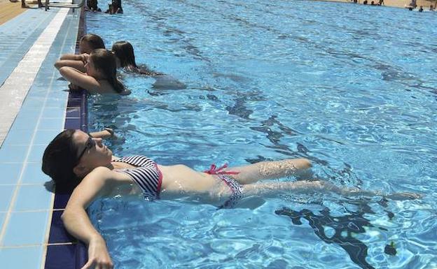Una mujer disfruta del baño en una piscina de Murcia. /Nacho García / AGM