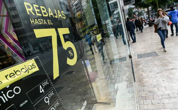 El escaparate de una tienda de Murcia durante las últimas rebajas./Javier Carrión / AGM