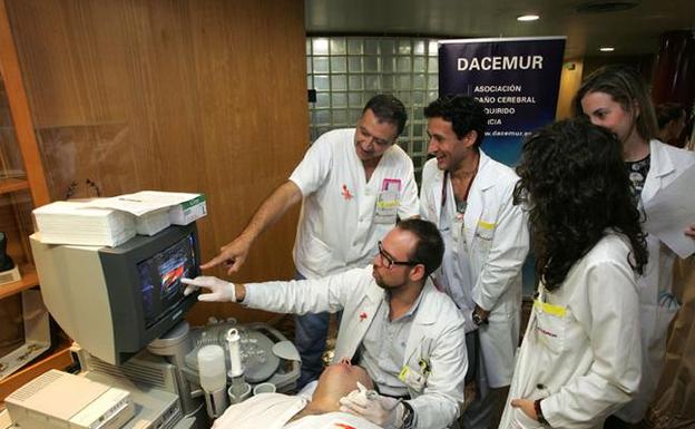 Varios médicos durante su jornada laboral en la Arrixaca. /Fran Manzanera / AMG