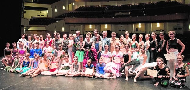 Los jóvenes bailarines murcianos galardonados posan con el consejero de Cultura, Javier Celdrán (centro). Junto a él, Marta López-Briones y el bailarín estrella Igor Yebra./