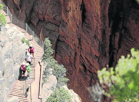 Caminito del rey. Turistas recorren la pasarela suspendida sobre el desfiladero de los Gaitanes, un cañón excavado por el río Guadalhorce.