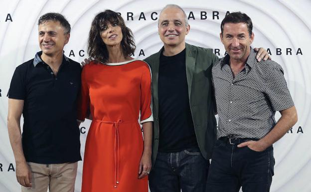 Pablo Berger, junto al reparto de 'Abracadabra'./EFE