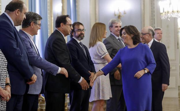 La vicepresidenta del Gobierno, Soraya Sáenz de Santamaría saluda a los presidentes de las diferentes comunidades autónomas.