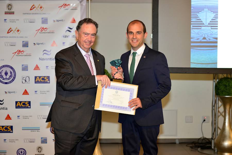 Jerónimo Esteve (a la izquierda) recogiendo el premio a la mejor trayectoria profesional entre menores de 35 años.