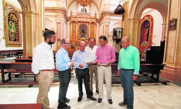 Juan Martínez Carrasco, Eduardo Sánchez, Andrés Carrillo, Manuel Durán, Fulgencio Gil Jódar y Ginés Méndez, ayer, recorriendo la iglesia de Santiago que se financió con fondos del BEI./DAVID GINER / AGM