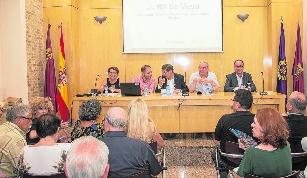 El hermano mayor, sentado, en el centro, al inicio de su primera Junta de Mesa.