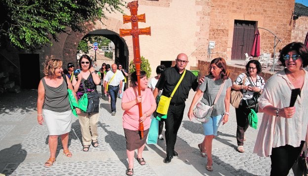 El grupo de peregrinos italianos, ayer, en su entrada a la explanada de la basílica de la Vera Cruz./J. F. ROBLES