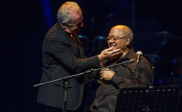Pablo Milánés recibe una muestra de cariño de Víctor Manuel, este lunes por la noche, en El Batel./Pablo Sánchez / AGM