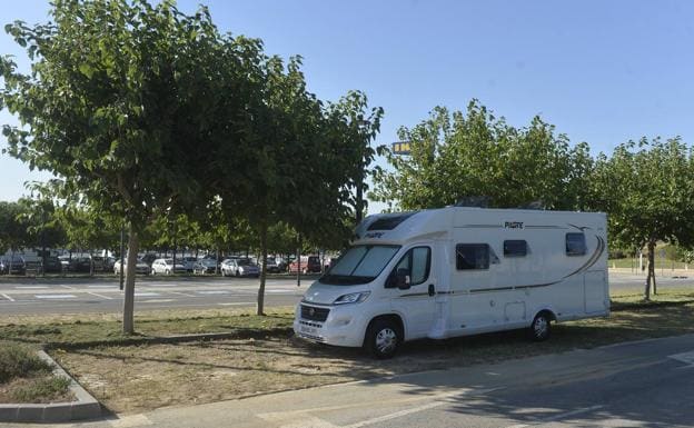 Una autocaravana aparcada en la nueva zona habilitada en Murcia.
