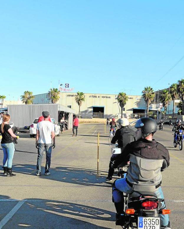 Alumnos preparan un examen de motocicleta.