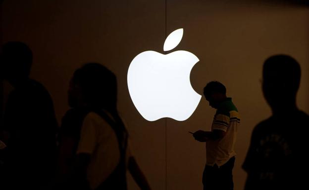 Varias personas pasean por una instalación de Apple.