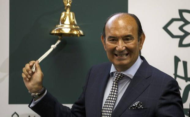 Revuelta, presidente y fundador de Naturhouse, toca la campana en el acto de lanzamiento en bolsa de la compañía.