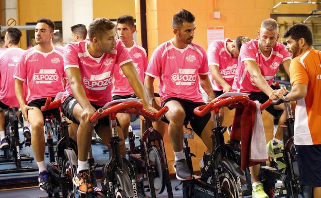 Los jugadores de ElPozo en bicicleta estática.
