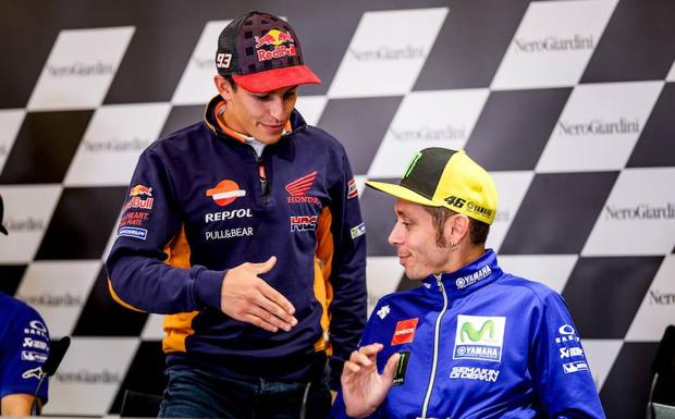 Marc Márquez saluda a Valentino Rossi. /Rafa Marrodán