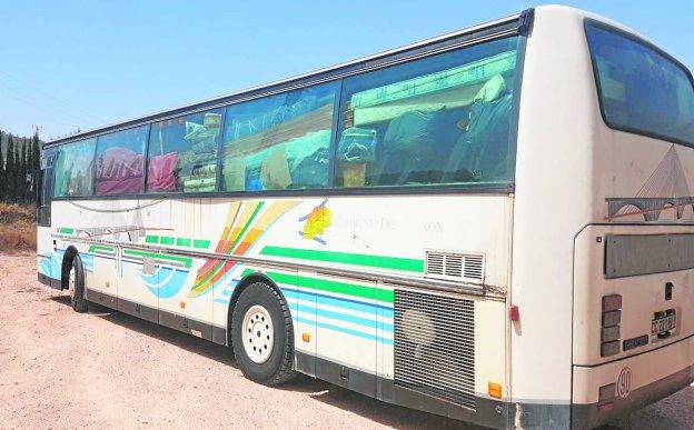 El chófer había cargado en el habitáculo del pasaje del autobús todo el mobiliario de su casa.