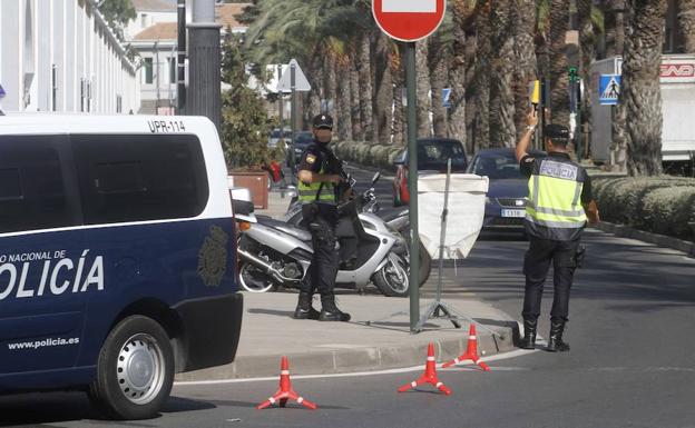 Control de la Policía Nacional, en la calle Real, este jueves.