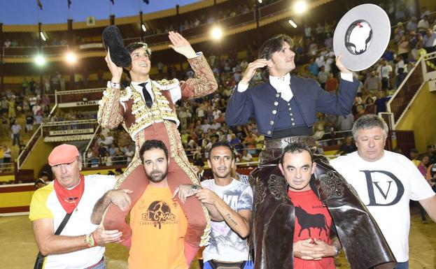 Roca Rey y Ventura, a hombros en la plaza.