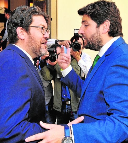 Miguel Sánchez, portavoz de Ciudadanos, y el presidente regional, Fernando López Miras, en la toma de posesión de este el pasado 3 de mayo en el palacio de San Esteban.