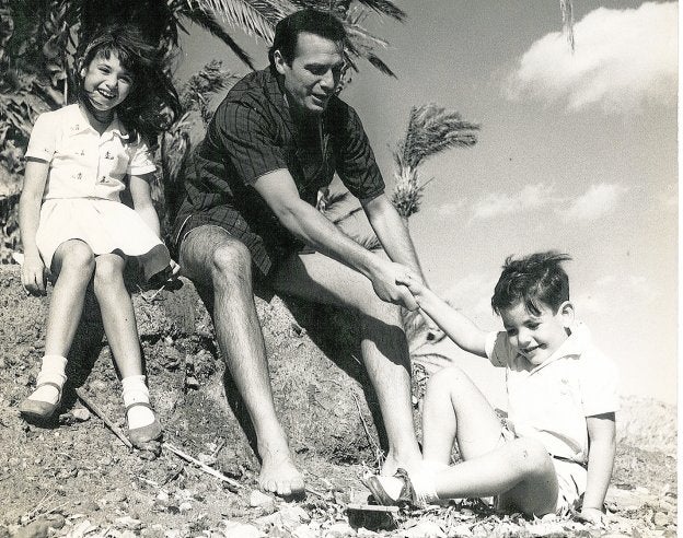Paco Rabal ayuda a levantarse a su hijo Benito mientras Teresa ríe divertida en una playa de Águilas.
