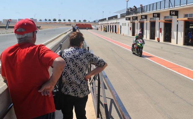 Un motorista en el circuito de Cartagena.