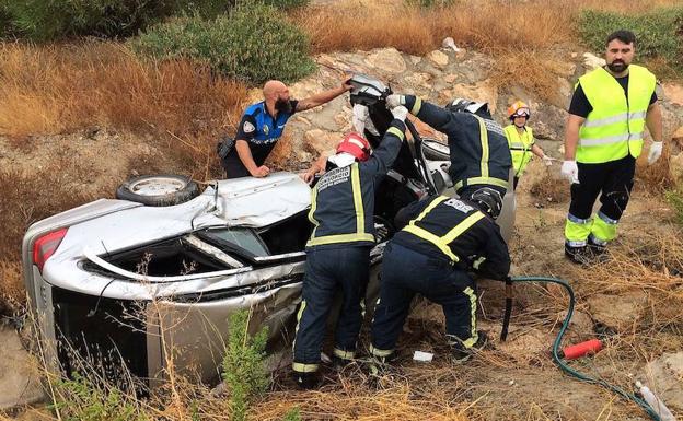 Los servicios de emergencias rescantando a los ocupantes del vehículo.