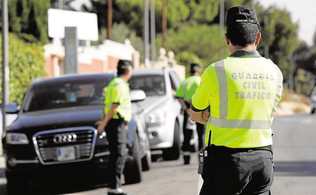 La Guardia Civil realizando un control.