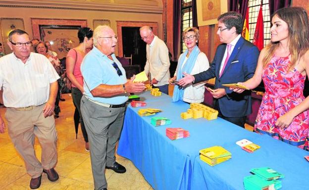 Rebeca Pérez, Jesús Pacheco, Maruja Pelegrín y Antonio Navarro repartiendo el programa y la baraja.