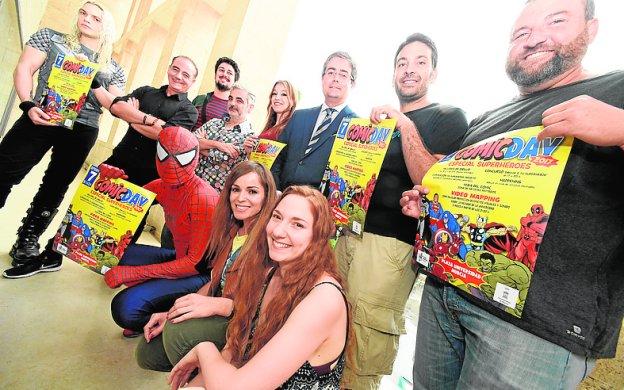 Dibujantes participantes, con Spiderman, en la presentación.