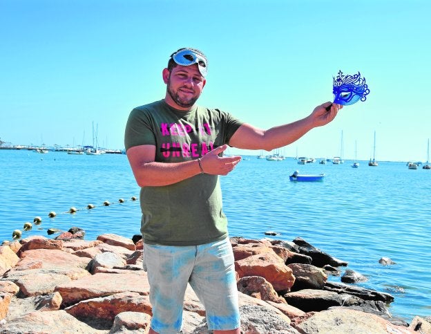 Jesús Hernández, el tenor de La Ribera, frente al Mar Menor con las máscaras de 'El fantasma de la ópera'.