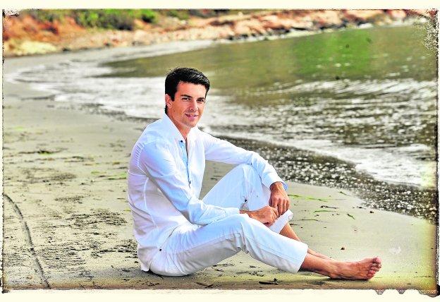 Miguel Ángel López, en la playa La Regia, en Campoamor.