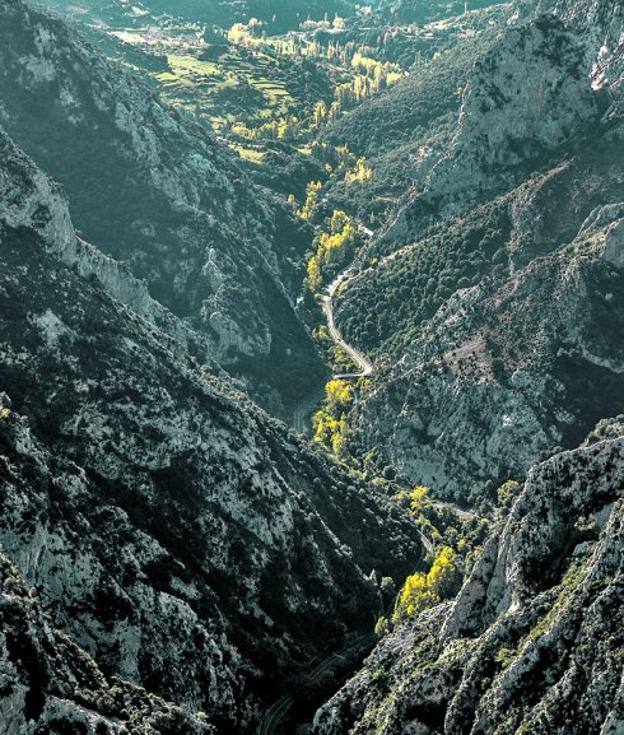 Impresionante. Es imposible atravesar el desfiladero de La Hermida sin emocionarse. Las moles de piedra caliza que flanquean la carretera le ofrecen a uno un espectáculo único mientras le recuerdan lo pequeño que es.