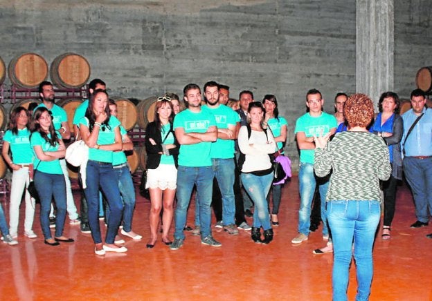 Alumnos de un máster de la UPCT, visitando una bodega.