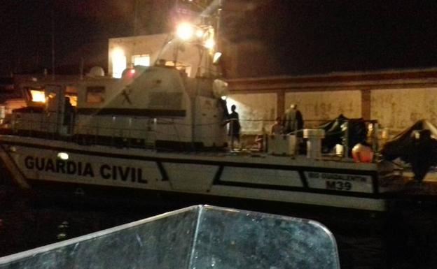 Los inmigrantes a bordo de la patrullera de la Guardia Civil.