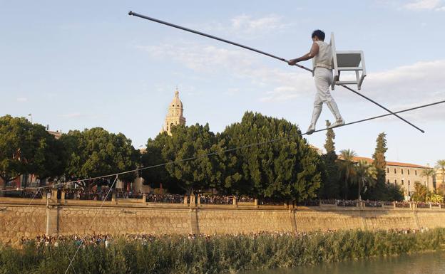 Vicente Quirós cruza el río sobre el cable.