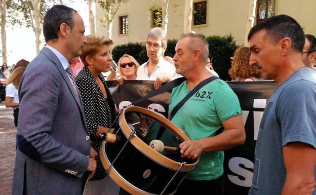 Noelia Arroyo y Javier Celdrán conversan con los manifestantes a favor de la ITV pública.