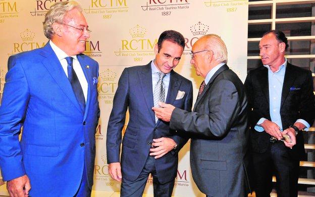 Enrique Ponce escucha a Ángel Bernal en presencia de Alfonso Avilés (i) y Pepín Liria.