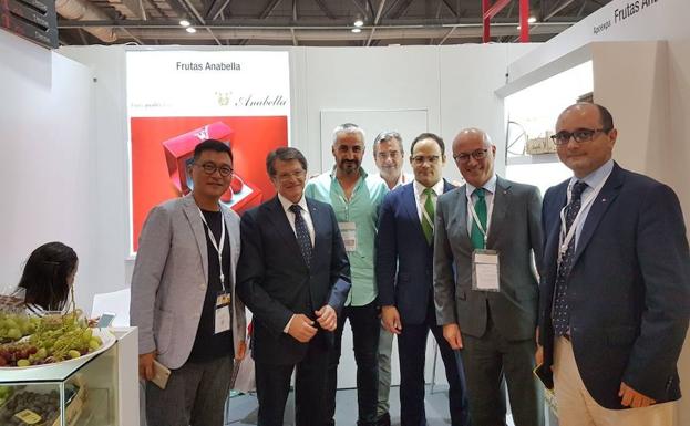 Juan Hernández y Francisco Jódar con los empresarios murcianos en la feria Asia Fruit.