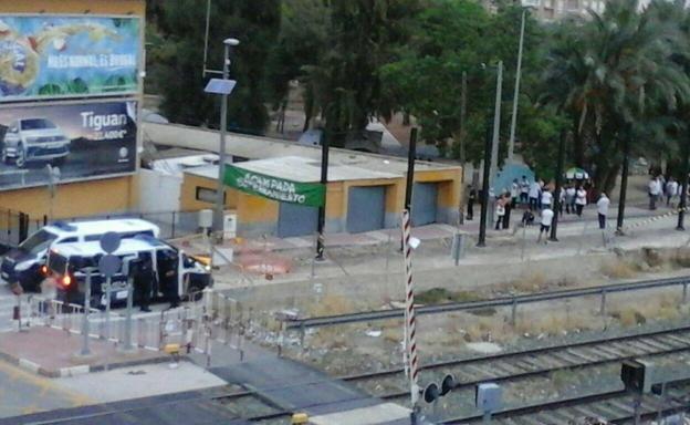 Llegada de la Policía al paso a nivel de Santiago el Mayor.
