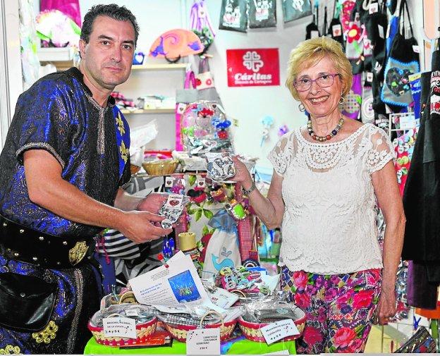 El presidente Javier Arenas, en el expositor de Cáritas.